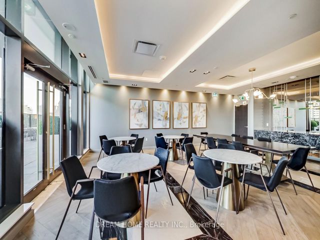 1717 - 330 Richmond St W