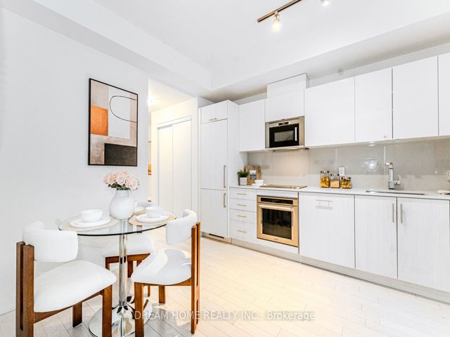 1717 - 330 Richmond St W