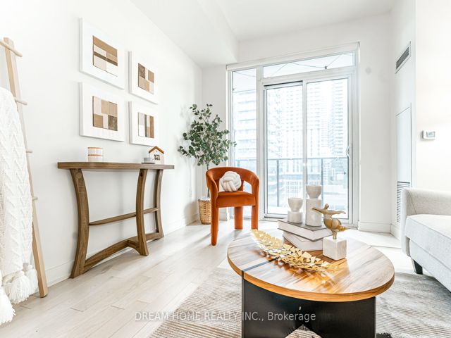 1717 - 330 Richmond St W