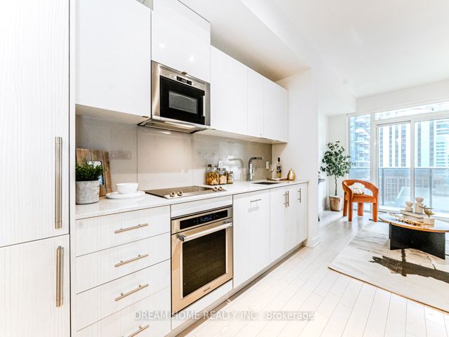 1717 - 330 Richmond St W