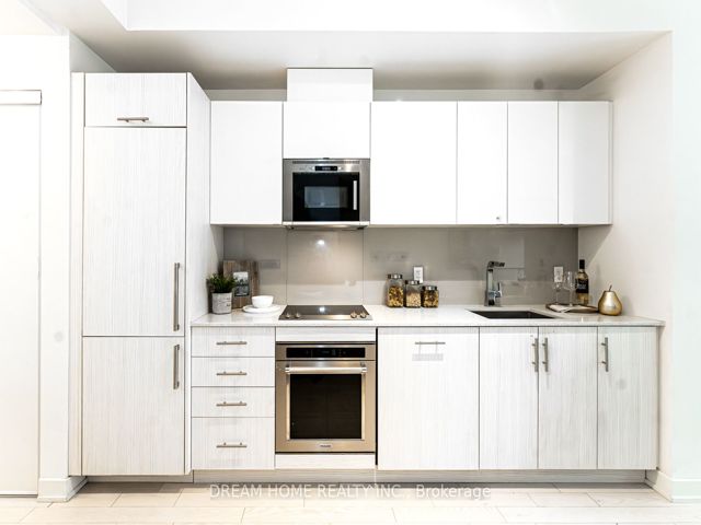 1717 - 330 Richmond St W