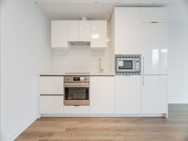 1817 - 230 Simcoe St