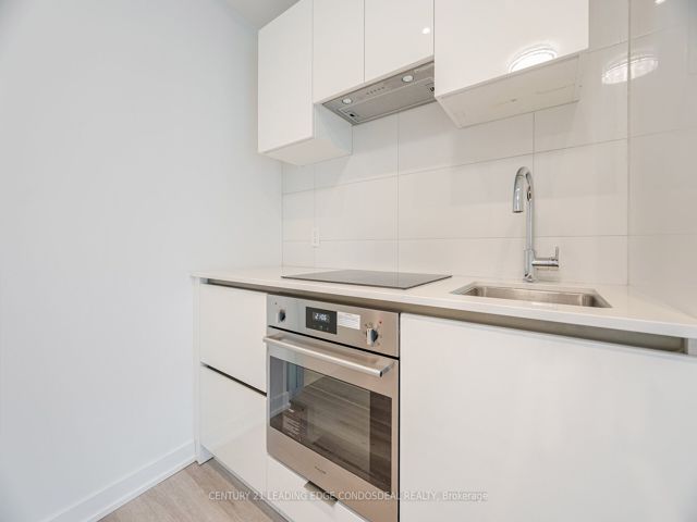 1817 - 230 Simcoe St
