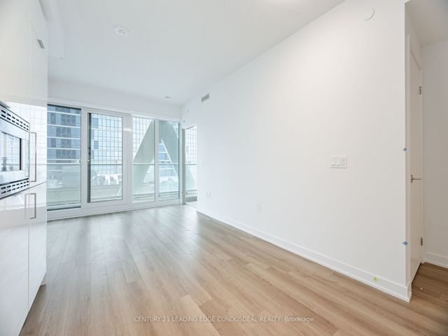 1817 - 230 Simcoe St