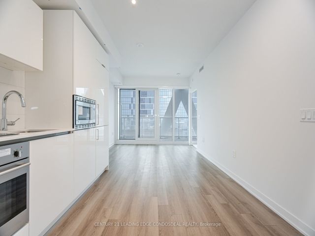 1817 - 230 Simcoe St