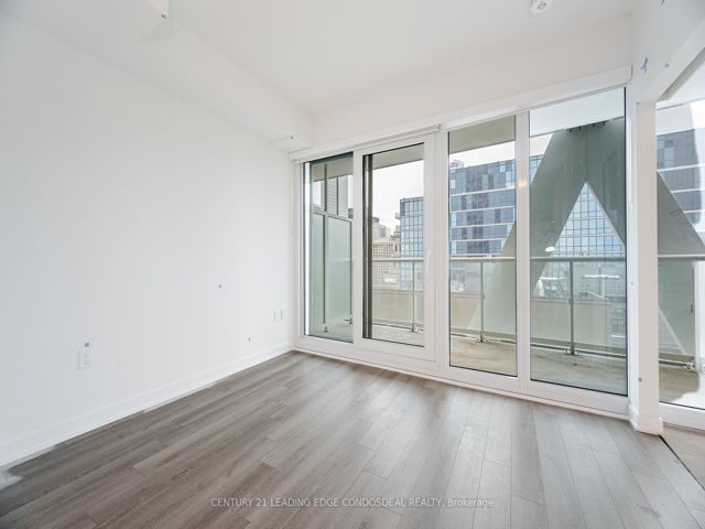 1817 - 230 Simcoe St