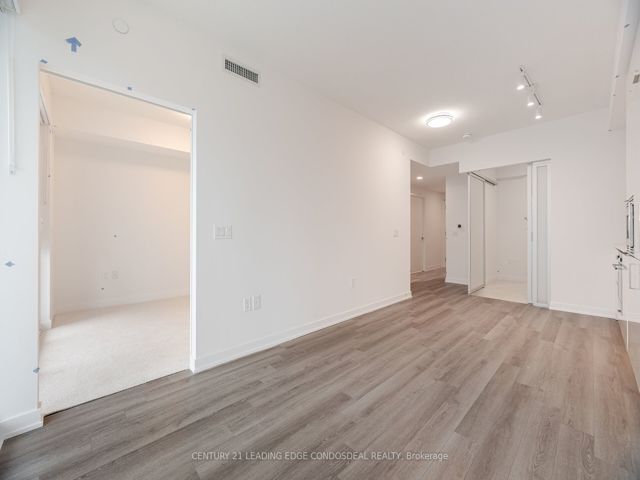 1817 - 230 Simcoe St