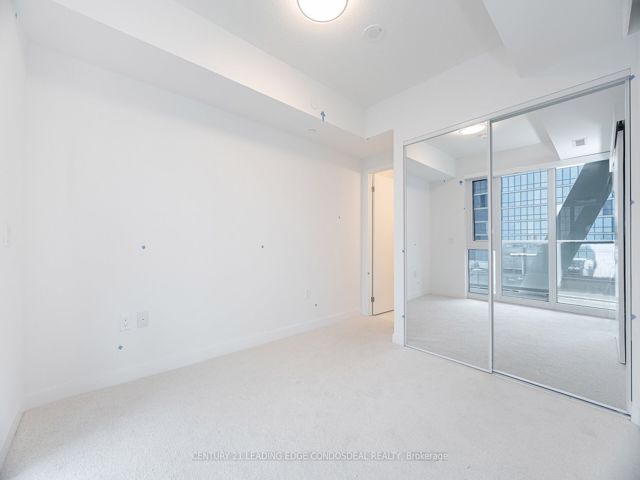 1817 - 230 Simcoe St