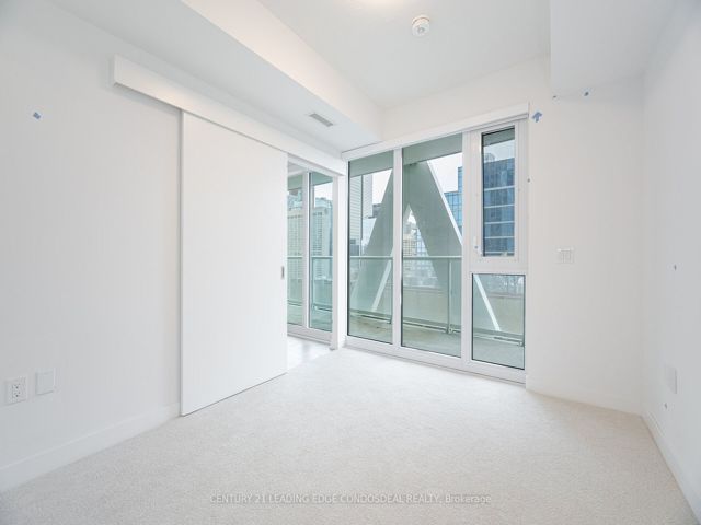 1817 - 230 Simcoe St