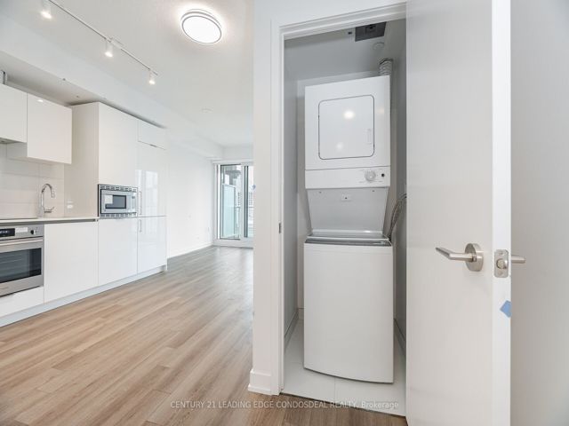 1817 - 230 Simcoe St