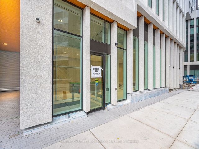 1817 - 230 Simcoe St