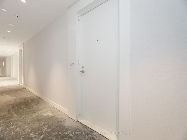 1817 - 230 Simcoe St