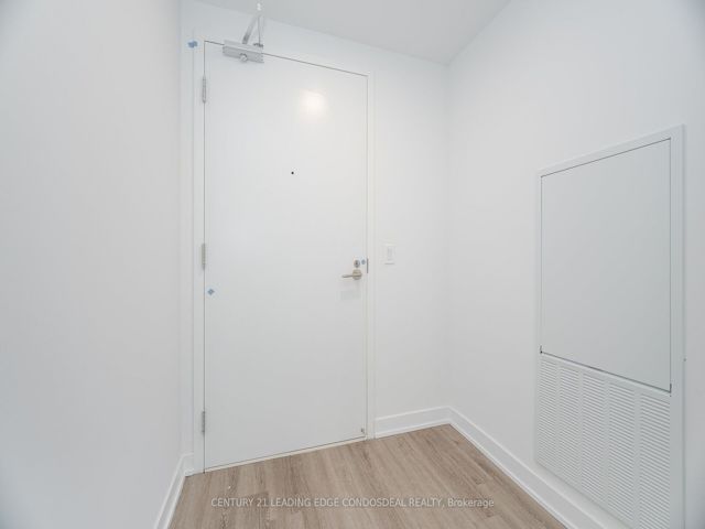 1817 - 230 Simcoe St