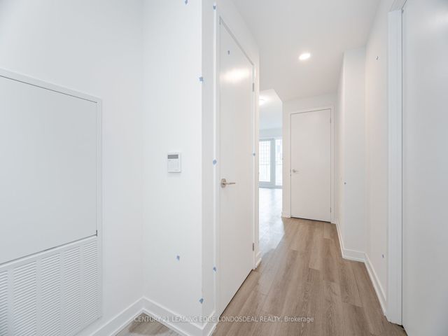 1817 - 230 Simcoe St