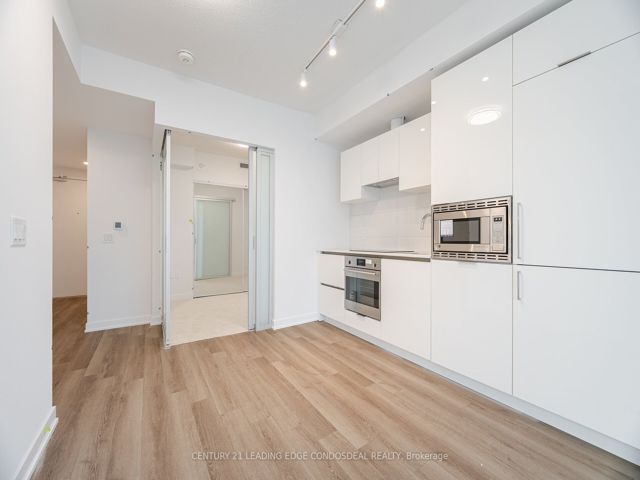 1817 - 230 Simcoe St