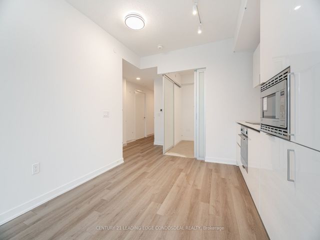 1817 - 230 Simcoe St