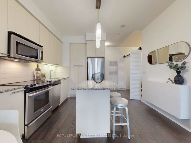 901 - 25 Broadway Ave