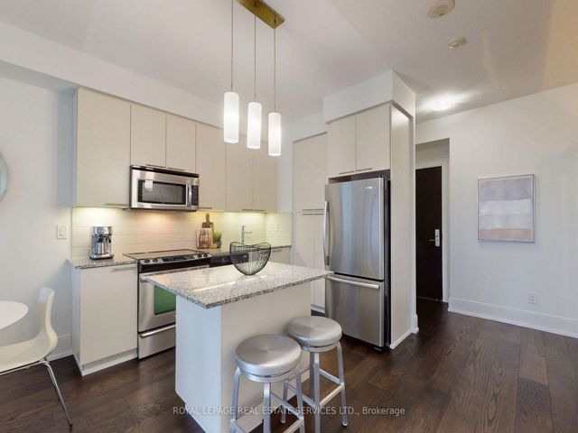 901 - 25 Broadway Ave