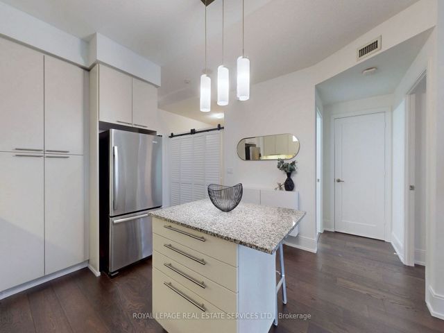 901 - 25 Broadway Ave