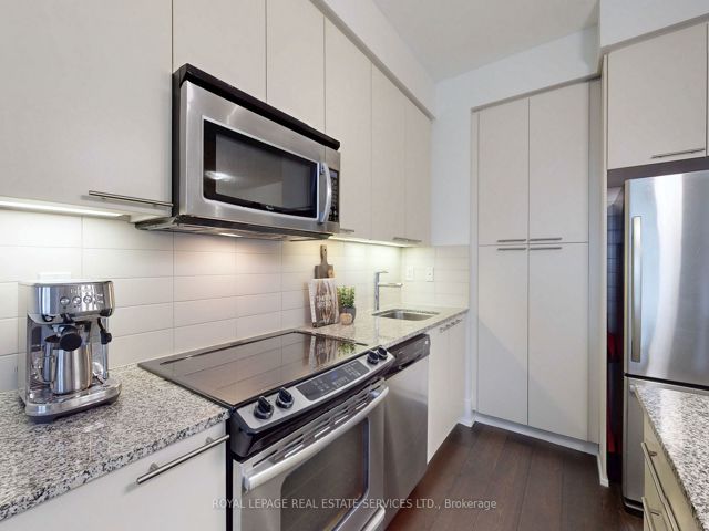 901 - 25 Broadway Ave
