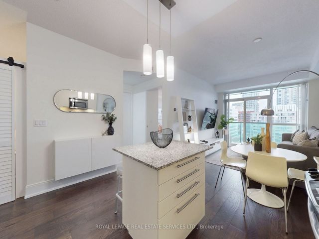 901 - 25 Broadway Ave