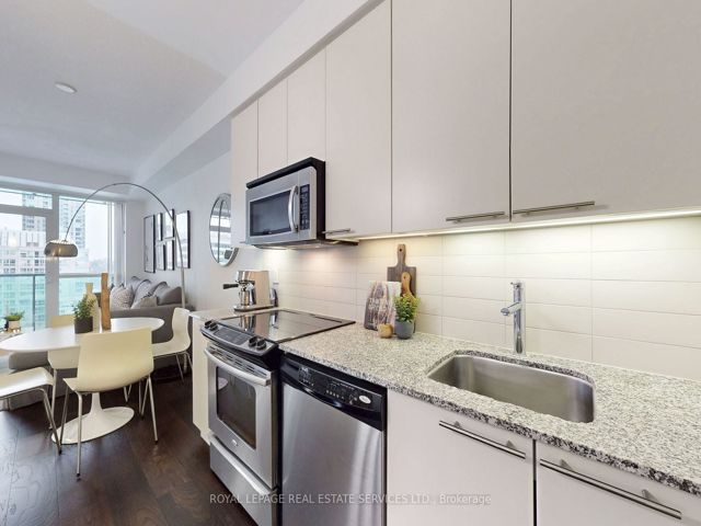 901 - 25 Broadway Ave
