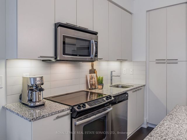 901 - 25 Broadway Ave