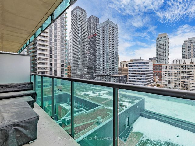 901 - 25 Broadway Ave
