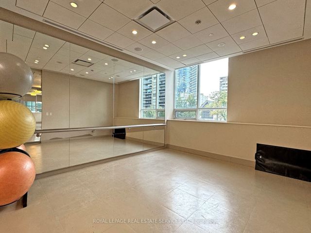 901 - 25 Broadway Ave