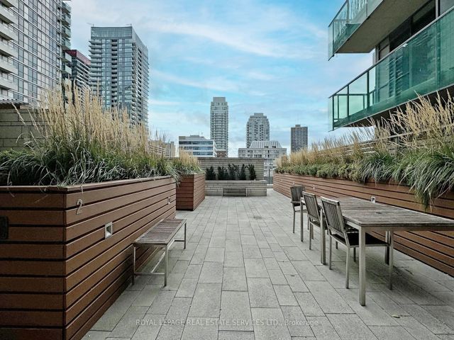 901 - 25 Broadway Ave