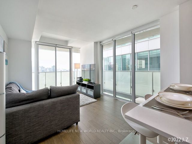 1601 - 200 Bloor St W