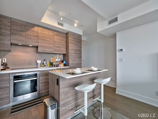 1601 - 200 Bloor St W