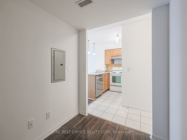 1409 - 18 Yonge St