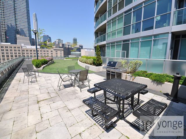 1409 - 18 Yonge St