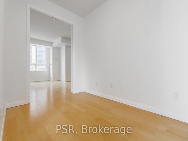 1105 - 140 Simcoe St