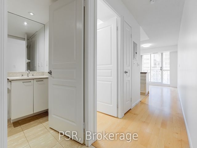 1105 - 140 Simcoe St