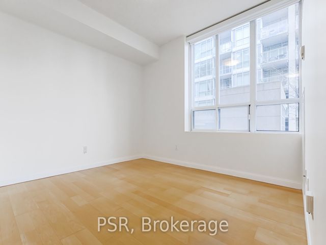 1105 - 140 Simcoe St