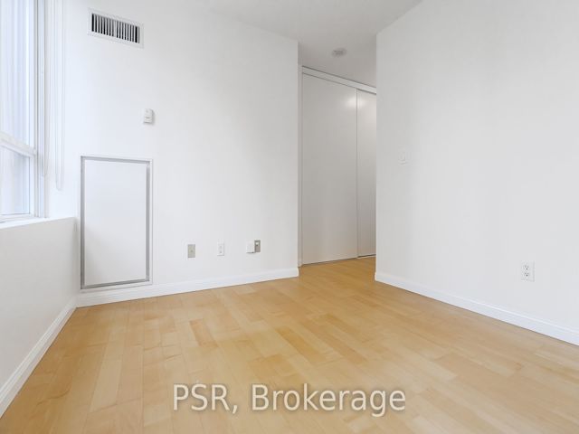 1105 - 140 Simcoe St