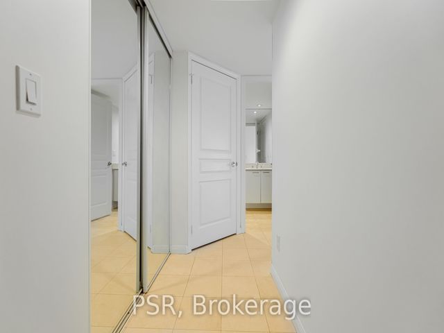 1105 - 140 Simcoe St