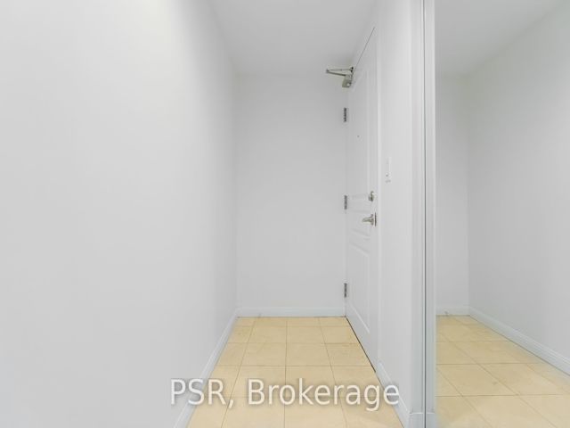 1105 - 140 Simcoe St