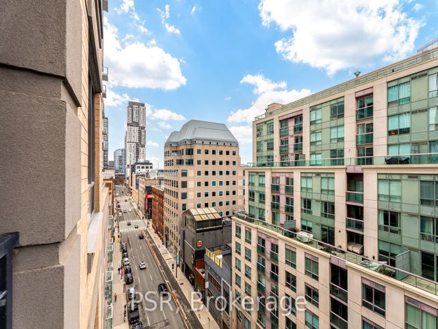 1105 - 140 Simcoe St