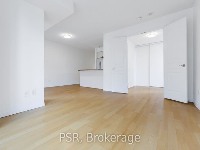 1105 - 140 Simcoe St