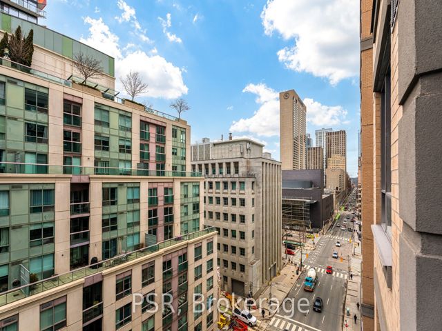 1105 - 140 Simcoe St