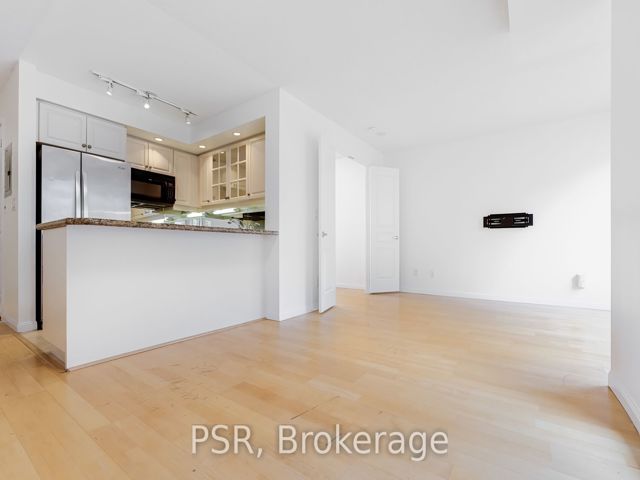1105 - 140 Simcoe St