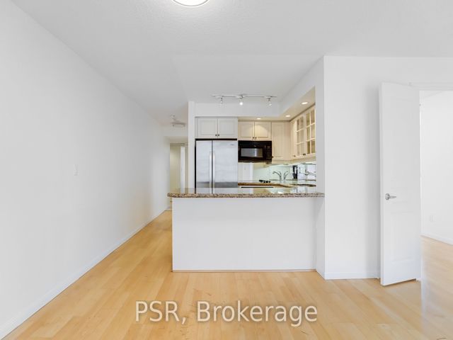 1105 - 140 Simcoe St
