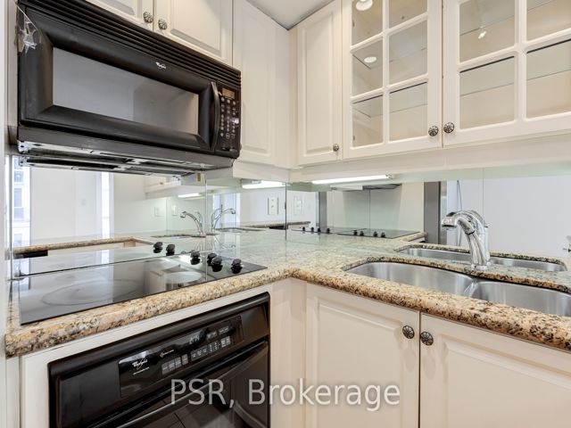 1105 - 140 Simcoe St