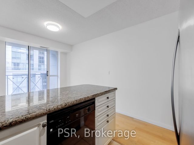 1105 - 140 Simcoe St