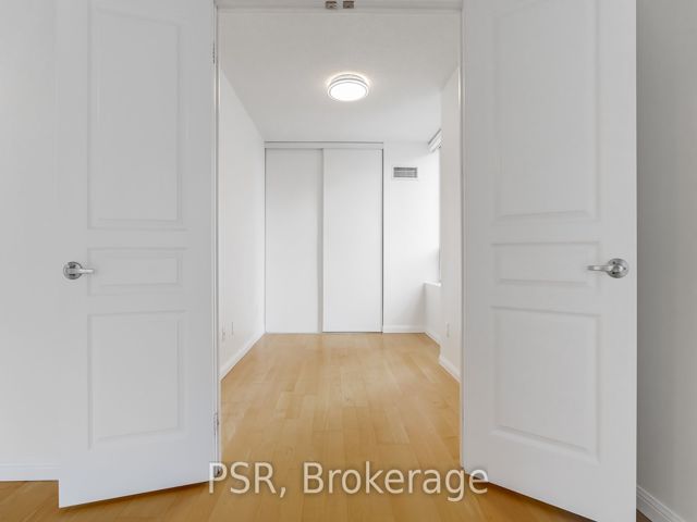 1105 - 140 Simcoe St