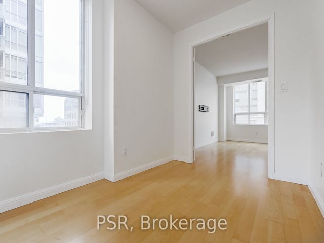 1105 - 140 Simcoe St