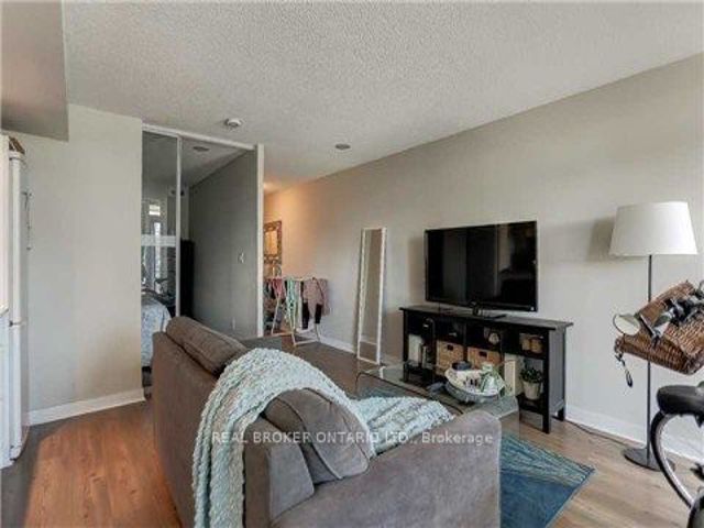 1010 - 4K Spadina Ave